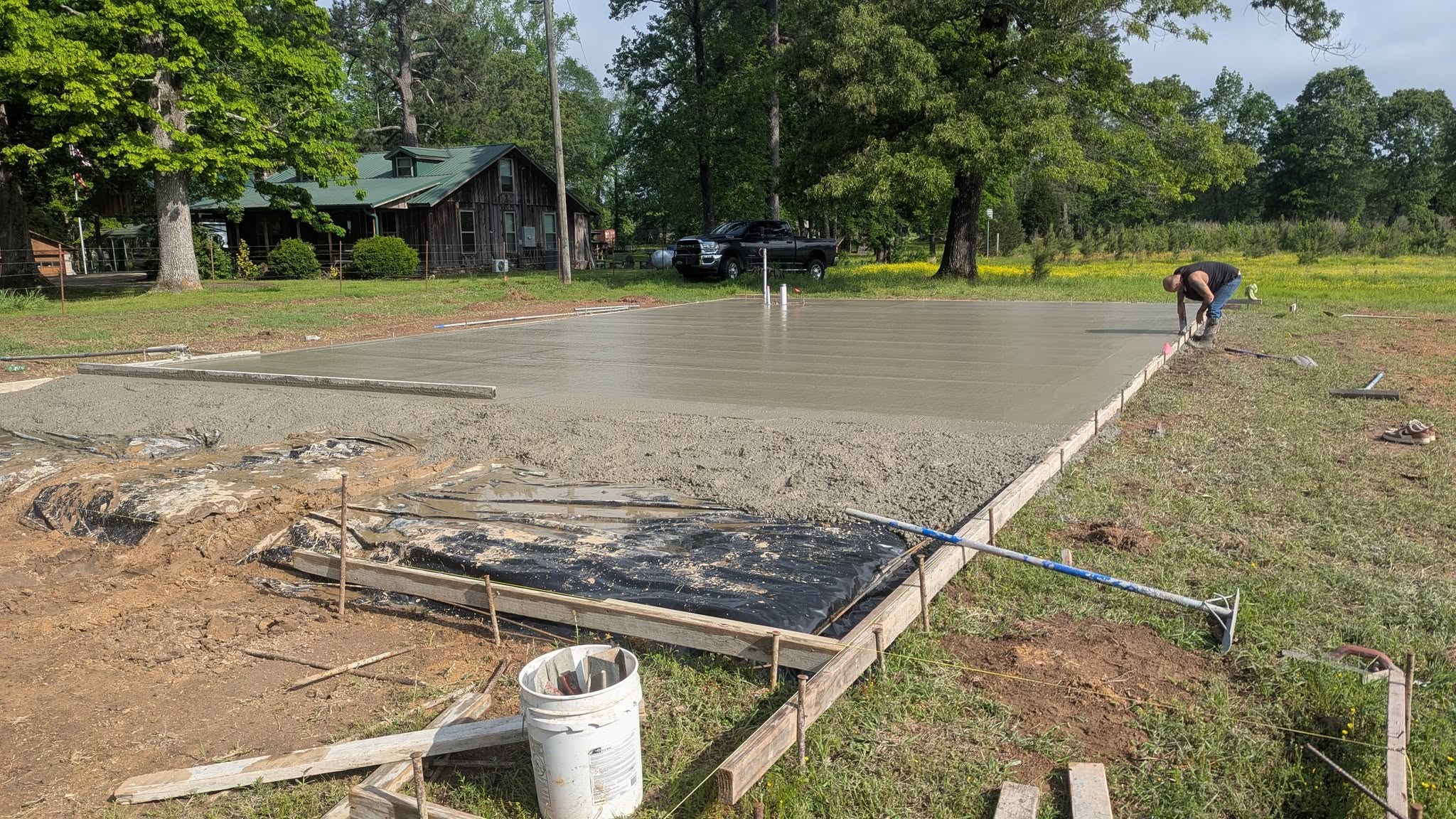 A & P Concrete crew pouring a large concrete slab in Hot Springs, Arkansas